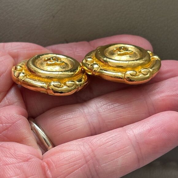 Vintage CHANEL Gold CC Clip-On Earrings - Picture 5 of 5